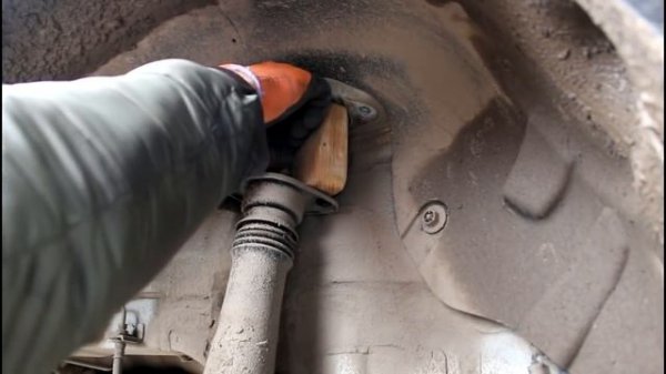 Hyundai ix35 Хендай Ай Икс 35 2011 года Замена опоры заднего амортизатора