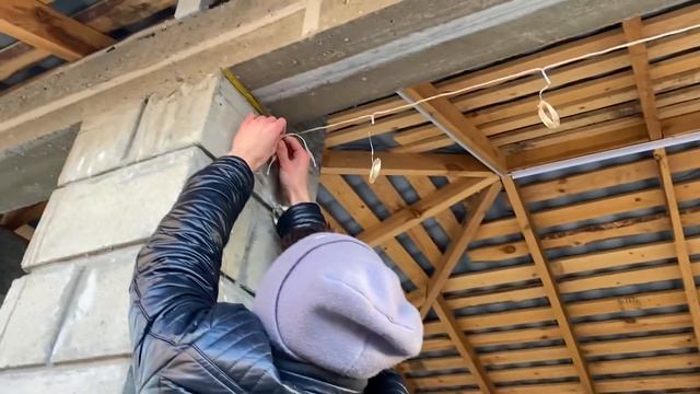 СЫНОЧКИ с МАСЕЙ украшают БЕСЕДКУ к НОВОМУ ГОДУ смотреть онлайн