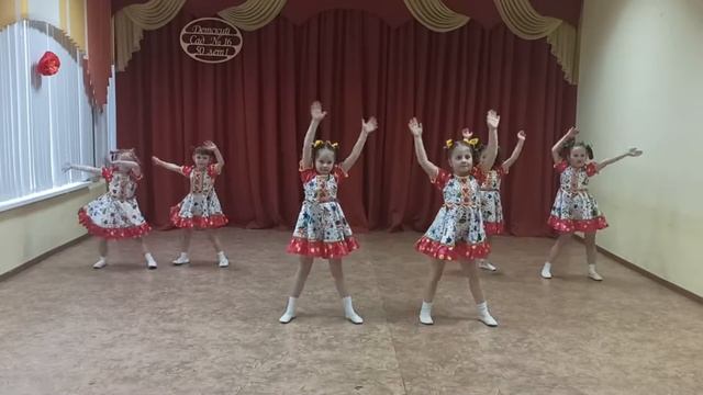 Позитивный девчачий танец Детки-конфетки // Танцем вместе