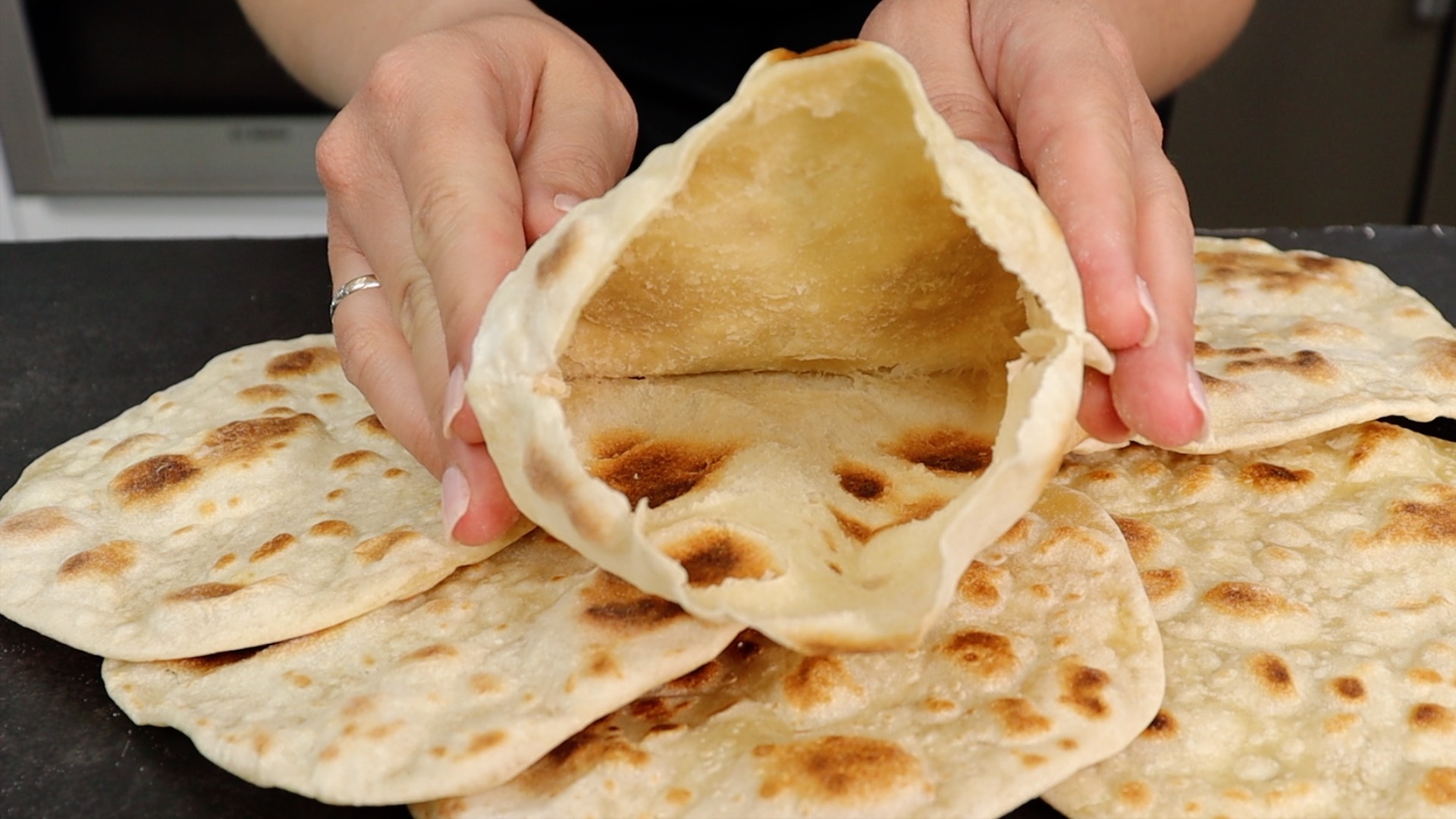 Возьмите ВОДУ и МУКУ Простые ЛЕПЕШКИ на сковороде БЕЗ дрожжей ПИТА с кармашками для любой начинки! смотреть онлайн