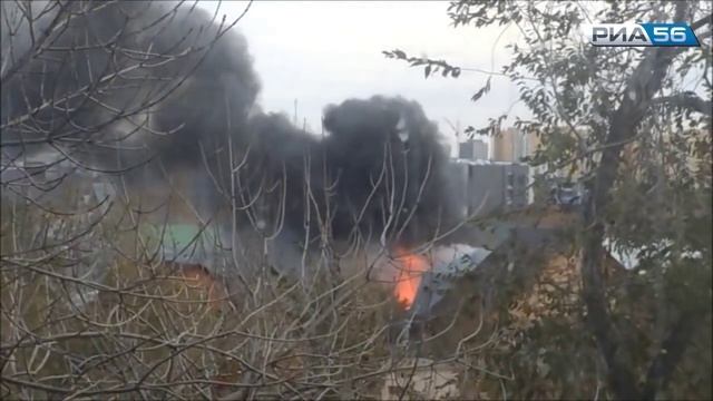 Оренбург. Крупный пожар на улице Епифанова смотреть онлайн