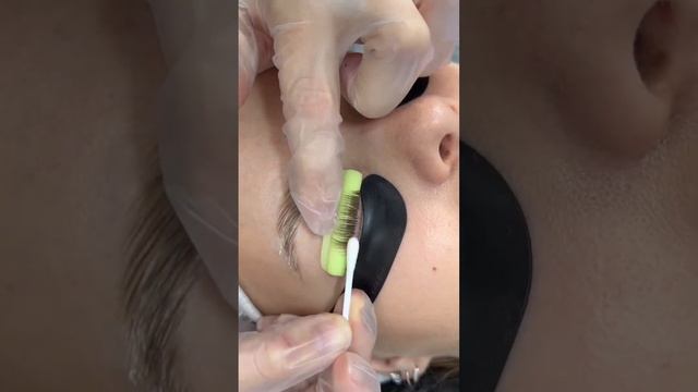 Процедура ламинирования за минуту (процедура длится ~ час) #ламинированиересниц #ресницымосква смотреть онлайн