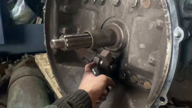 Снятие и установка выжимного подшипника ZF 9ти ступка смотреть онлайн