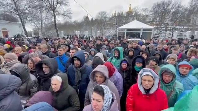 Люди вийшли на захист  Києво-печерської Лаври.