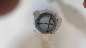 Как замазать дыры в стене. Как качественно заделать отверстия в бетоне. Замазка отверстий от розето