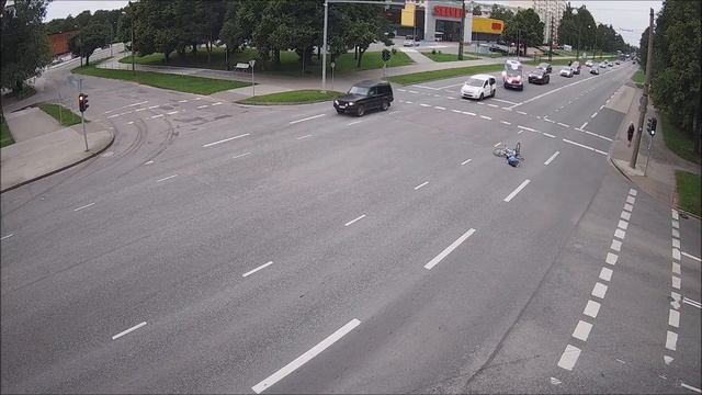 Cyclist FACEPLANT hard to the tarmac смотреть онлайн