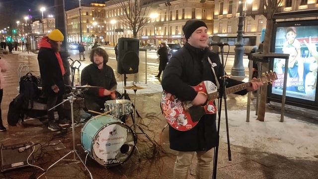 Зритель решил признаться в любви к девушке с помощью песни и она сказала ему да!) смотреть онлайн