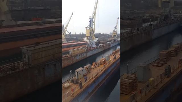 Работа моряков: Балкер AVRA заходит в ДОК Ильичевского Судоремонтного завода смотреть онлайн