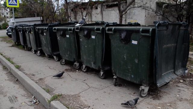 Разбитая новая площадка для мусорных контейнеров.