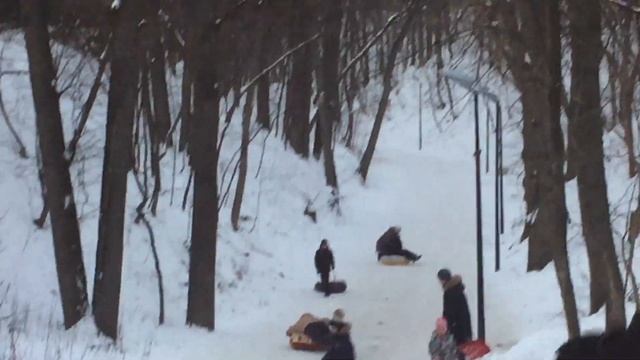 Новогодние каникулы . Дети отрываются , на горках катаются ?? смотреть онлайн