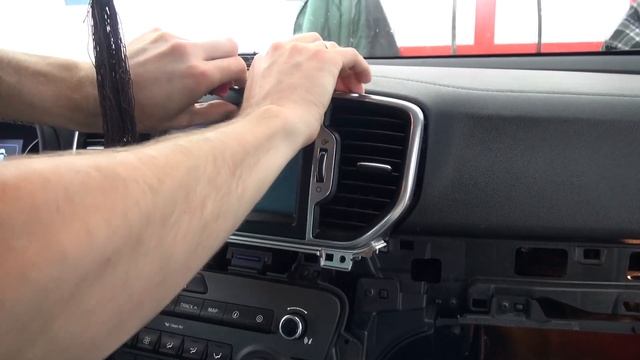 Как снять старую и поставить новую магнитолу на андроид для Kia Sportage 2016 djavto 3360 смотреть онлайн