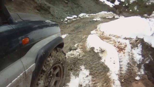 Mitsubishi Pinin Offroading side view смотреть онлайн