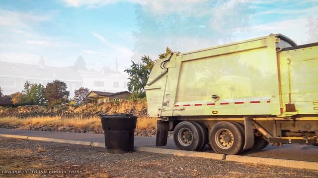 Peterbilt 320 - Heil DuraPack Python Garbage Truck смотреть онлайн