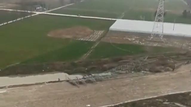 Человек убежал от падающей опоры 330 кВ