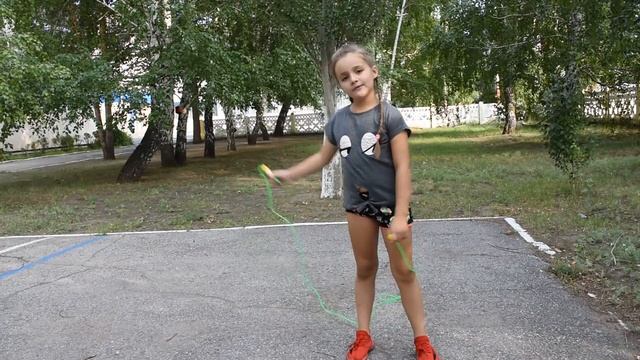 Дворовая игра Десяточки на скакалке
