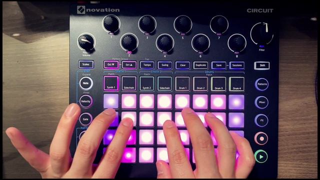Novation Circuit Playing 01