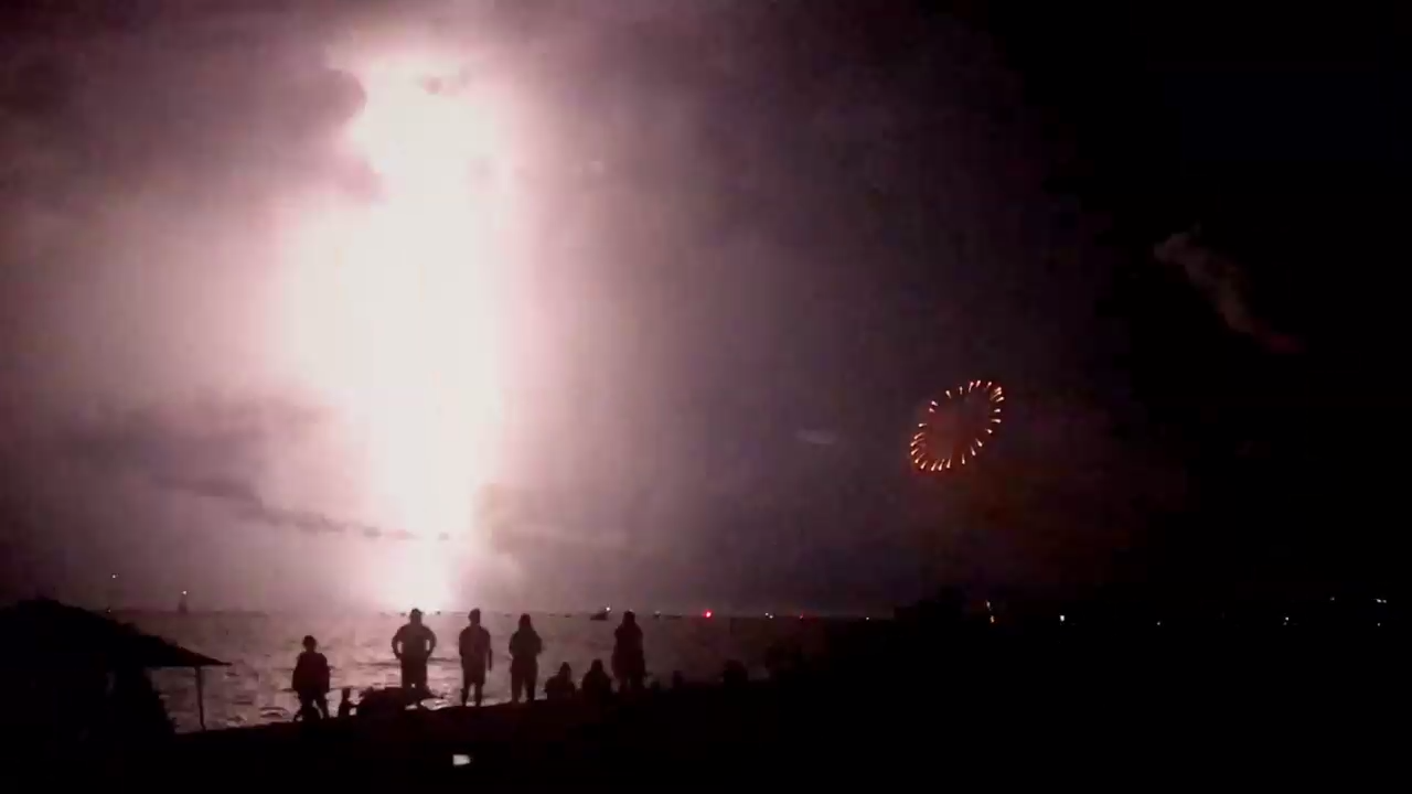 Фейерверк, усиленный природными эффектами смотреть онлайн