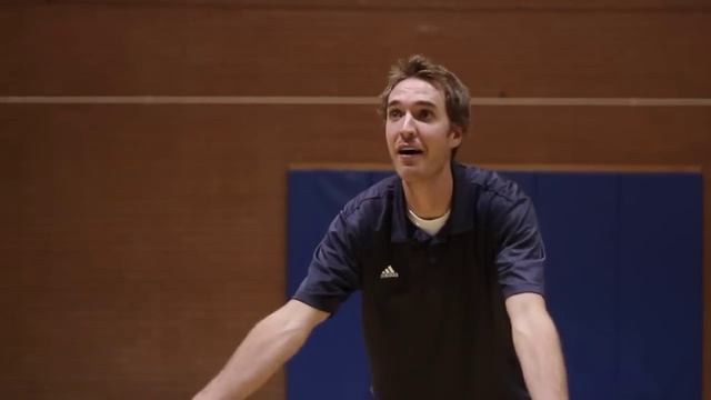Volleyball : How to Pass or Bump a Volleyball смотреть онлайн