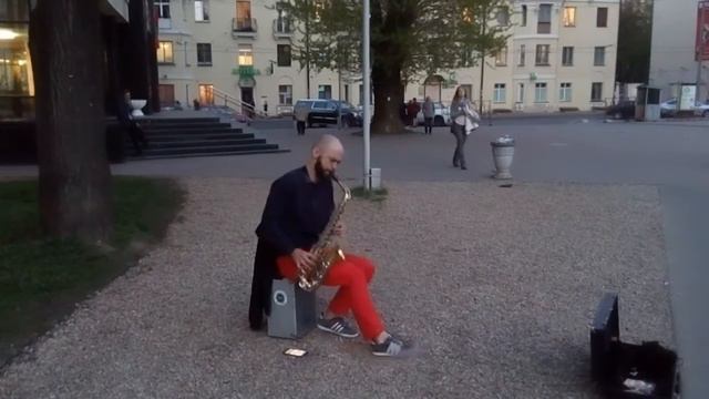 Превосходная игра на саксофоне Street musicians Minsk смотреть онлайн