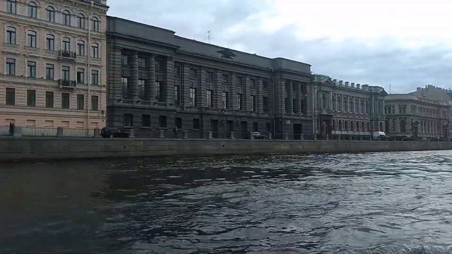 По реке Мойка на речном трамвайчике смотреть онлайн