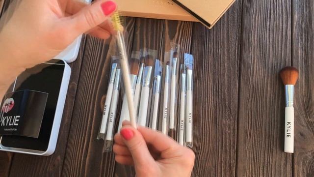 Набор кистей для макияжа Kylie Professional Brush Set смотреть онлайн