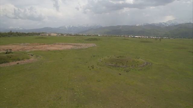 Запуск воздушных змеев на фоне курганов Есика - прекрасная атмосфера и настроение смотреть онлайн