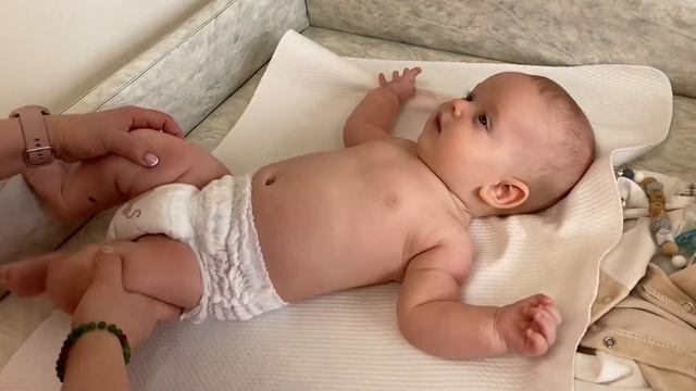 Детский массаж для ребенка в 4 месяца. Упражнения на фитболе в 4 месяца смотреть онлайн