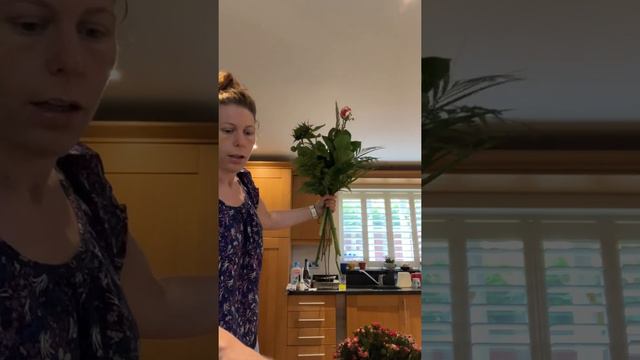 Charlotte Rose - How to Make a Front Facing Hand-tied Bouquet смотреть онлайн