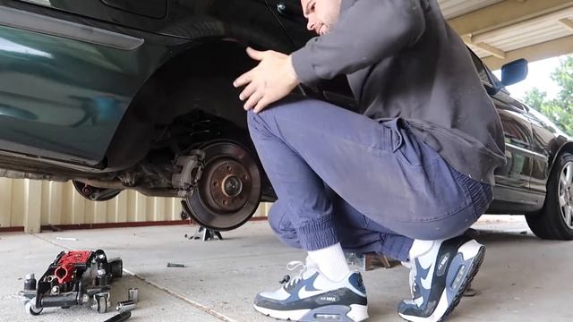 Installing Coilovers in my BMW E46 (Maxpeedingrods) смотреть онлайн
