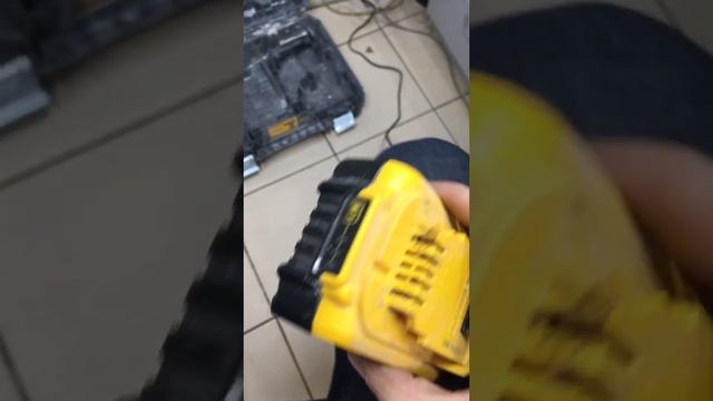 Дрель-шуруповёрт Dewalt DCD996P2