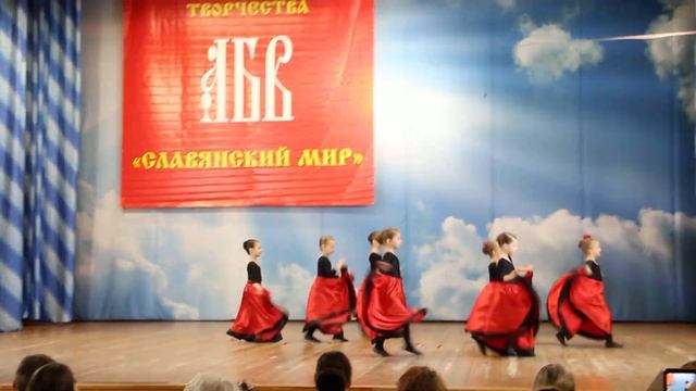 Коллектив "Пчёлки". Исполнение музыкальной композиции "Алые розы" смотреть онлайн