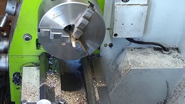 Токарный станок CJM 280.  Спец болты.