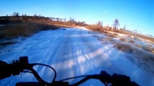 ПОКАТУШКА по лесу НА КВАДРОЦИКЛЕ ЗИМОЙ БЕЗ ТОРМОЗОВ в ГОРУ-ДВЕ ПОЛОМКИ за выезд...