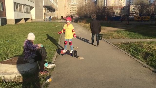 Солнечный денёк. Гуляю с папой и катаюсь на гироскутере. смотреть онлайн