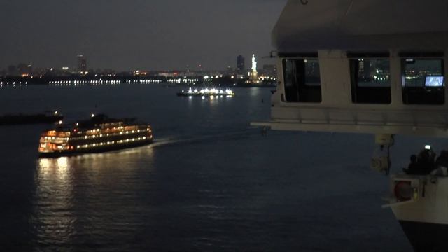 Flagship Queen Mary 2 - Dawn arrival to New York. смотреть онлайн