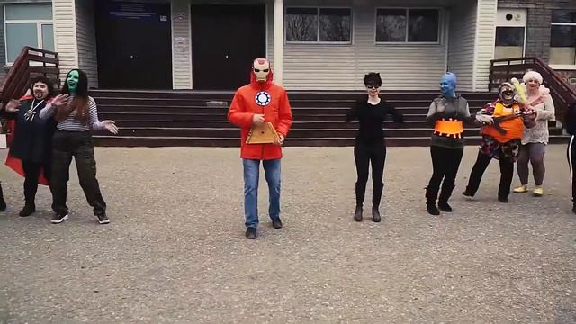 В Ревде учителя в костюмах супергероев поздравили выпускников