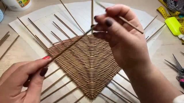 Как плести треугольное дно из бумажной лозы/газетных трубочек смотреть онлайн