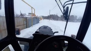 Опастная работа чистить снег на тракторе МТЗ.