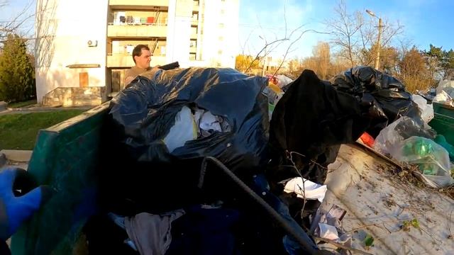 В ПОИСКАХ НАХОДОК НА ПОМОЙКАХ смотреть онлайн