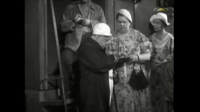 Он у меня такой растяпа, такой растяпа! Без меня бы пропал! Верно, деточка! смотреть онлайн