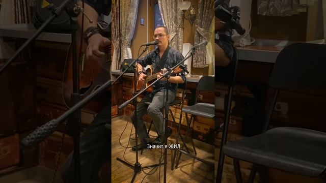 Уютный, камерный вечер в Краснодаре. Играл свои авторские песни и музыку. смотреть онлайн