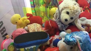 АВТОМАТ С ИГРУШКАМИ?ВЫИГРАЛ ИГРУШКИ И РАЗДАЛ ДЕТЯМ⚽КАК ДОСТАТЬ Мягкую Игрушку из Игрового Автомата