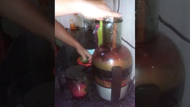 First run of Philips Juicer in my kitchen. Extracting vegetable Juice!! смотреть онлайн