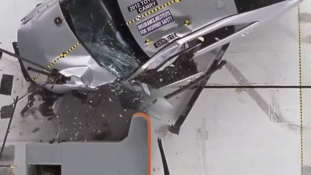 2012 Toyota Camry CRASH TEST смотреть онлайн