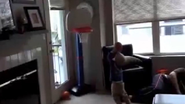 Мальчик классно играет в баскетбол смотреть онлайн