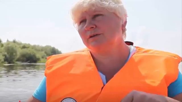 Эта женщина уже 27 лет каждый день проплывает 2 км на вёслах смотреть онлайн