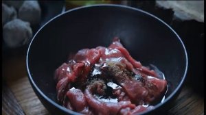 Китай. Деревня Девушка готовит еду, собирает урожай и помогает солеварам