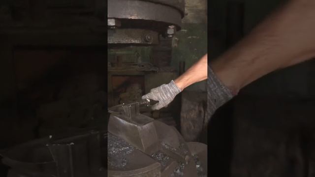 Самый прочный нож режет как зубило дикий тест ножа в кузнице сталь х12мф смотреть онлайн