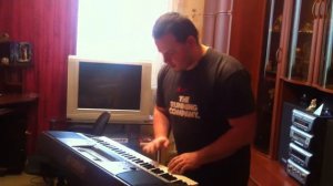 Игра на барабанах на синтезаторе. Как это должно звучать.