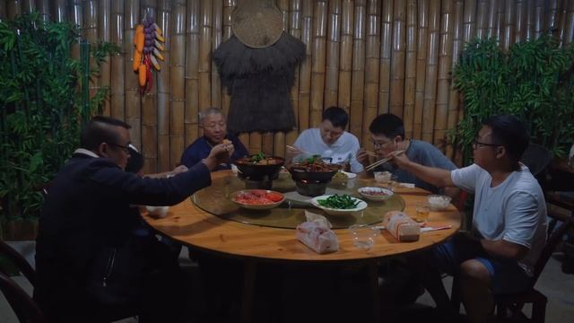 5斤肥腸，二弟做“香辣肥腸”，軟爛Q彈一整條嗦著吃過癮｜Mukbang【鐵鍋視頻】 смотреть онлайн